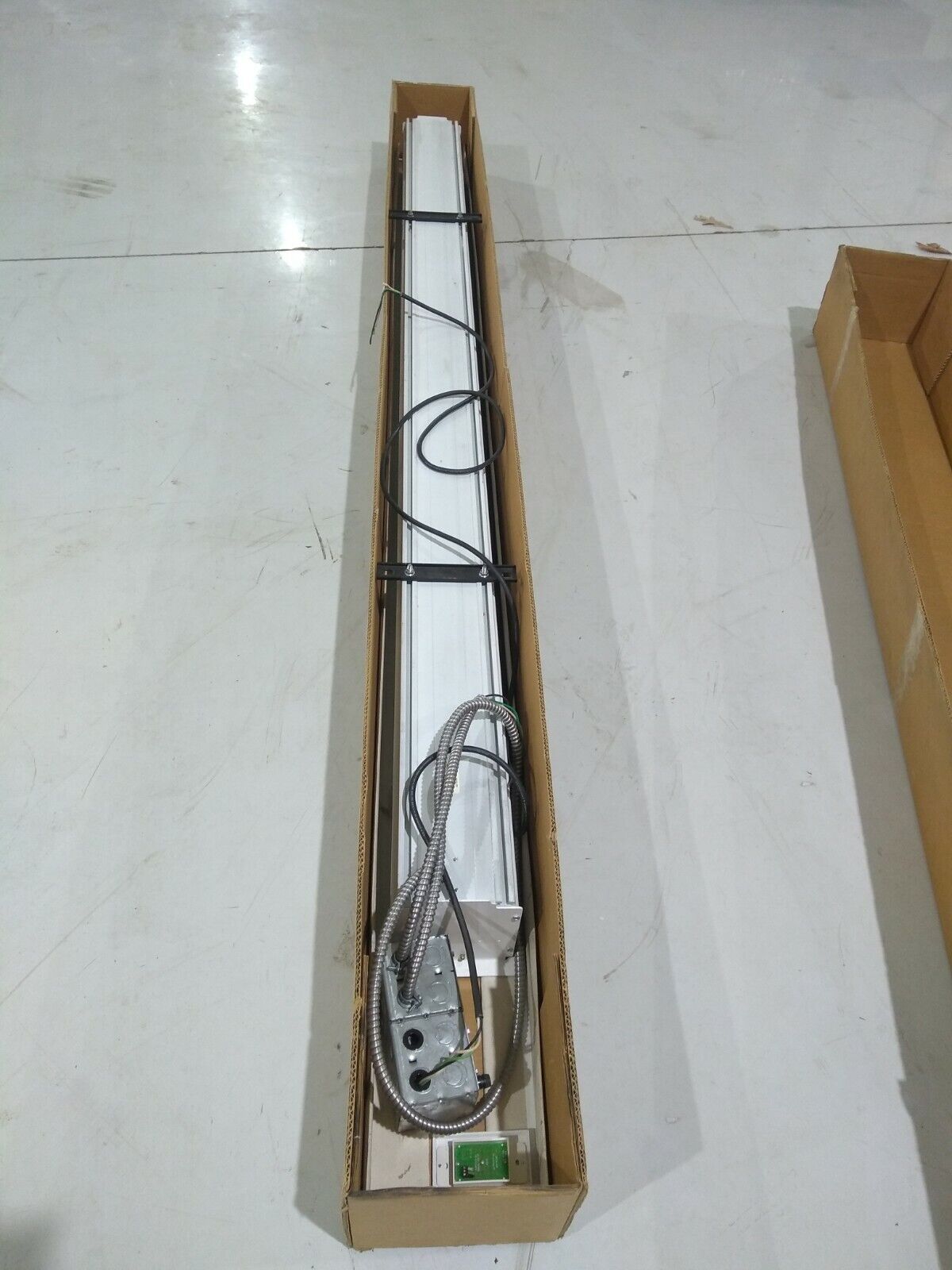 116005 | Draper 72" x 96" Targa Matte White Electric Projection Screen - Open box - Maverick Industrial Sales