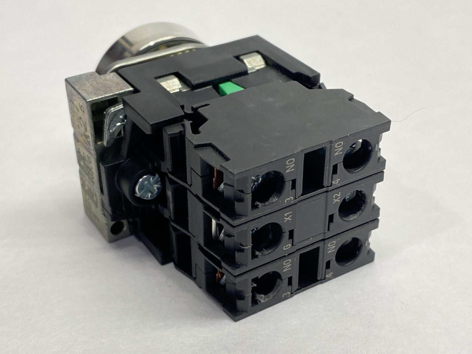 3SU1152-0AB40-1BA0 | Siemens 22mm Illuminated Pushbutton Green 3SU1510-0AA10-0AA0 - Used - Maverick Industrial Sales