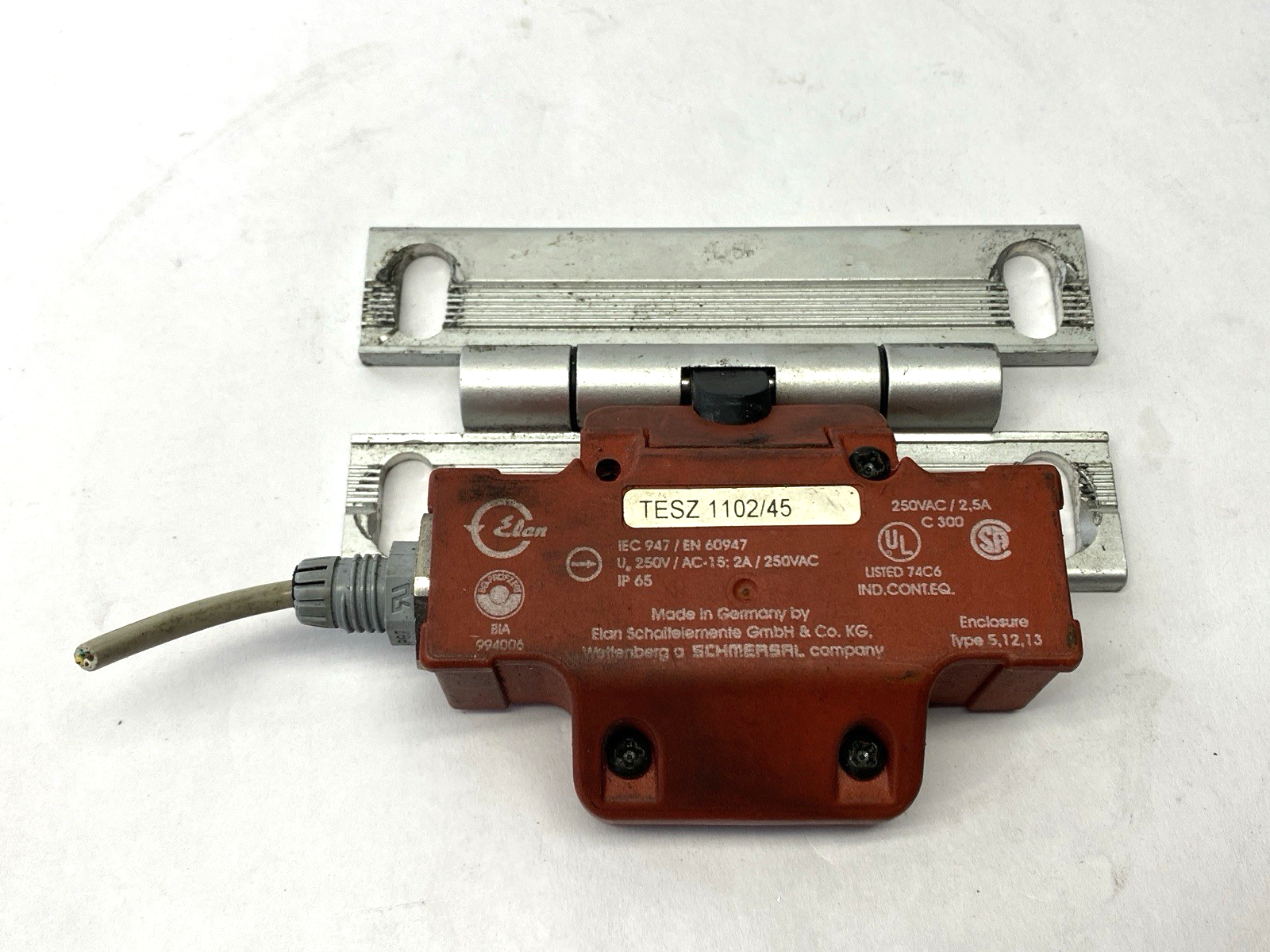 TESZ 1102/45 | Schmersal Hinge Safety Switch 250V - For parts or not working - Maverick Industrial Sales