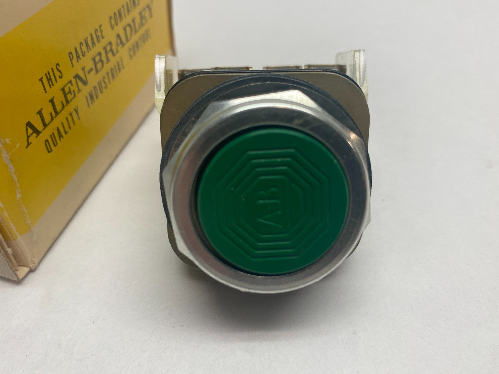 Allen Bradley 800T-A1A Ser. N Flush-Head Momentary Pushbutton GREEN - Maverick Industrial Sales