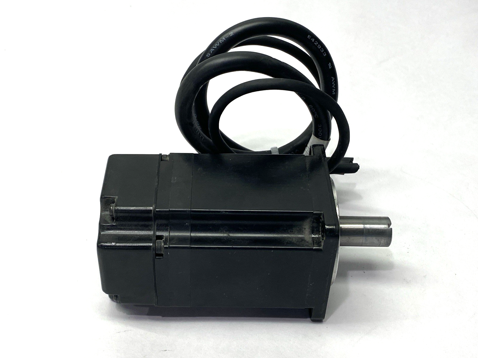 Yakawa SGMAS-04A2A-FJ13 AC Servo Motor 200V 400W CUT CONNECTORS - Maverick Industrial Sales