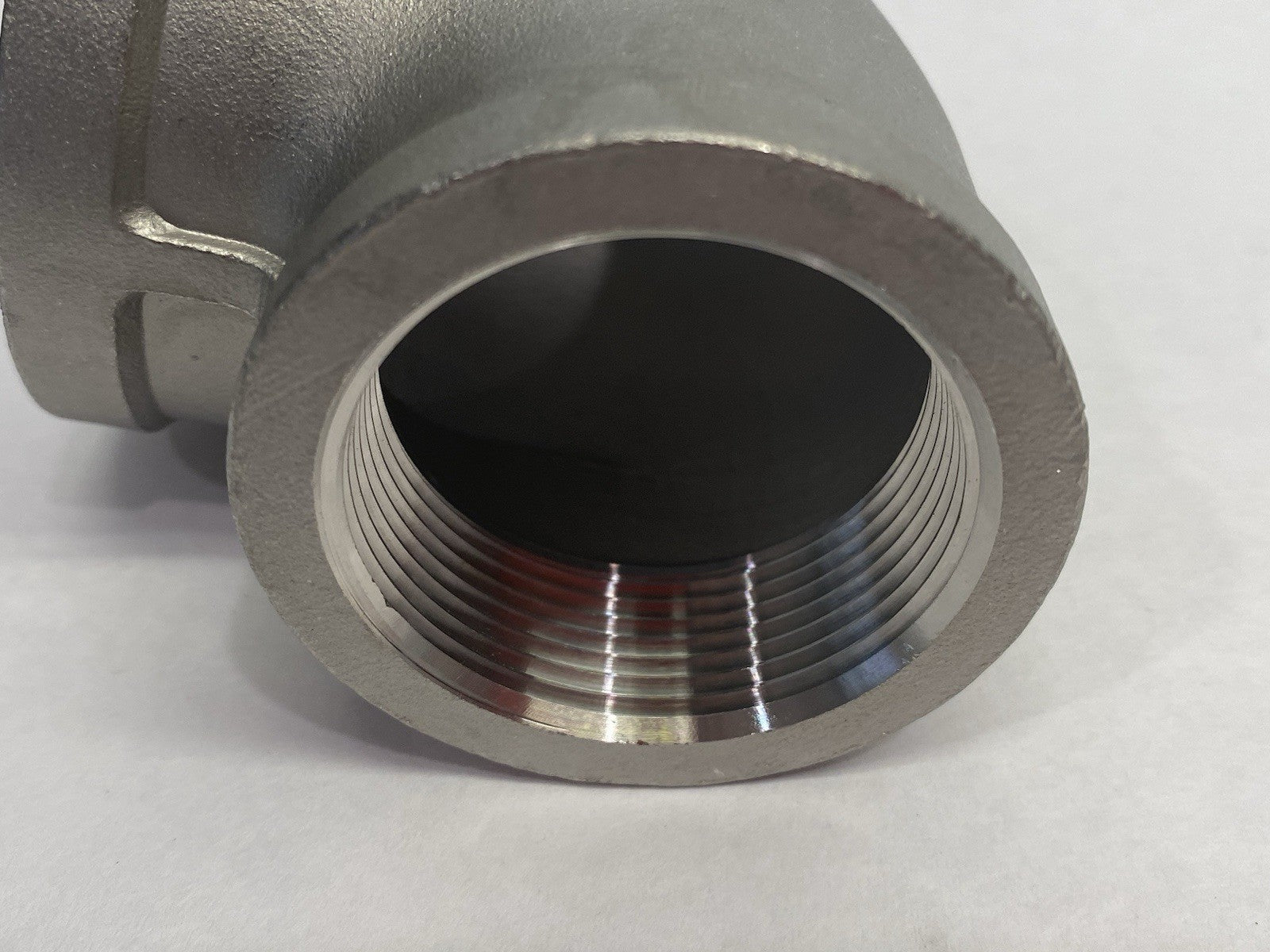 4464K942 | Stainless Steel Threaded Pipe Fitting, 2-1/2" Low-Press. Elbow Reducer - New – Open box - Maverick Industrial Sales