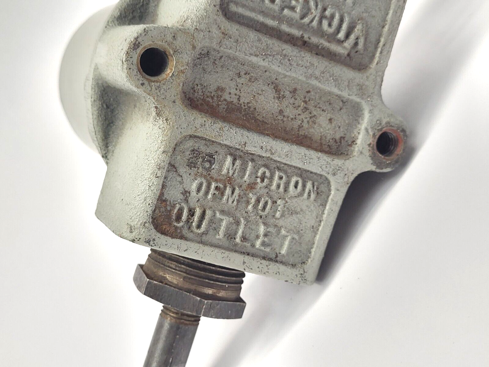 Vickers Inlet 25 Micron OFM 101 Outlet Fluid Filter - Maverick Industrial Sales