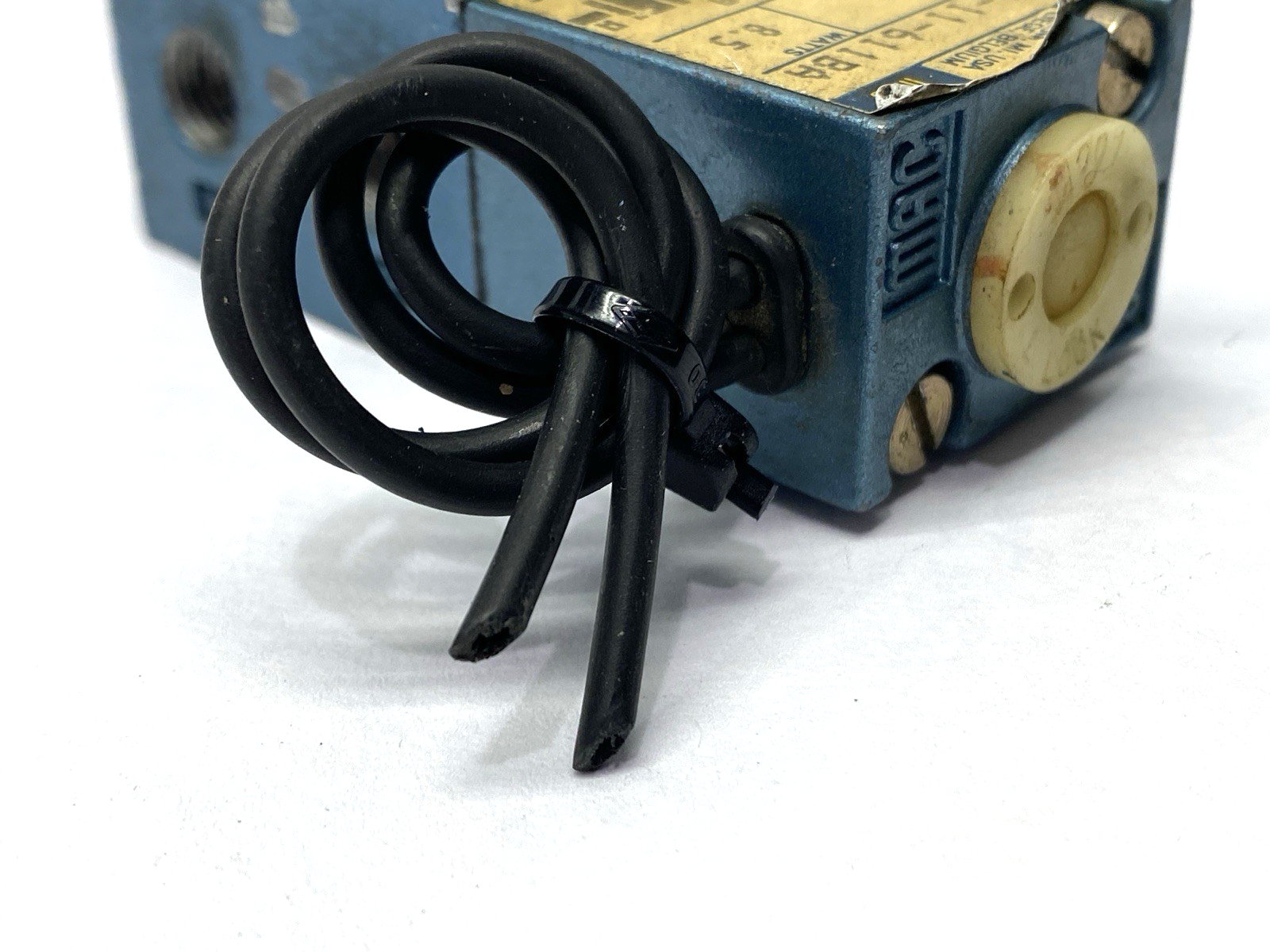 612B-11-611BA | MAC Valves Pneumatic Solenoid Valve 1/4" Ports - Used - Maverick Industrial Sales
