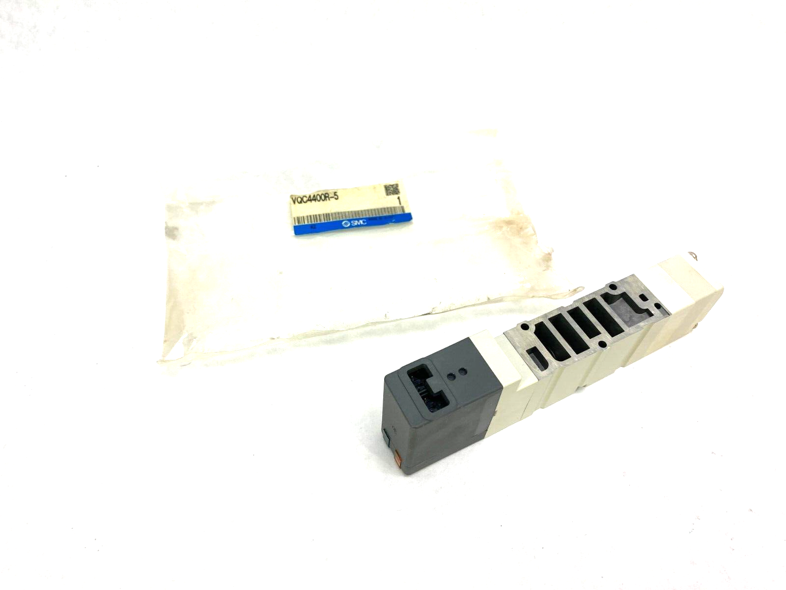 VQC4400R-5 | SMC Plug-In Solenoid Valve 5-Port - New – Open box - Maverick Industrial Sales
