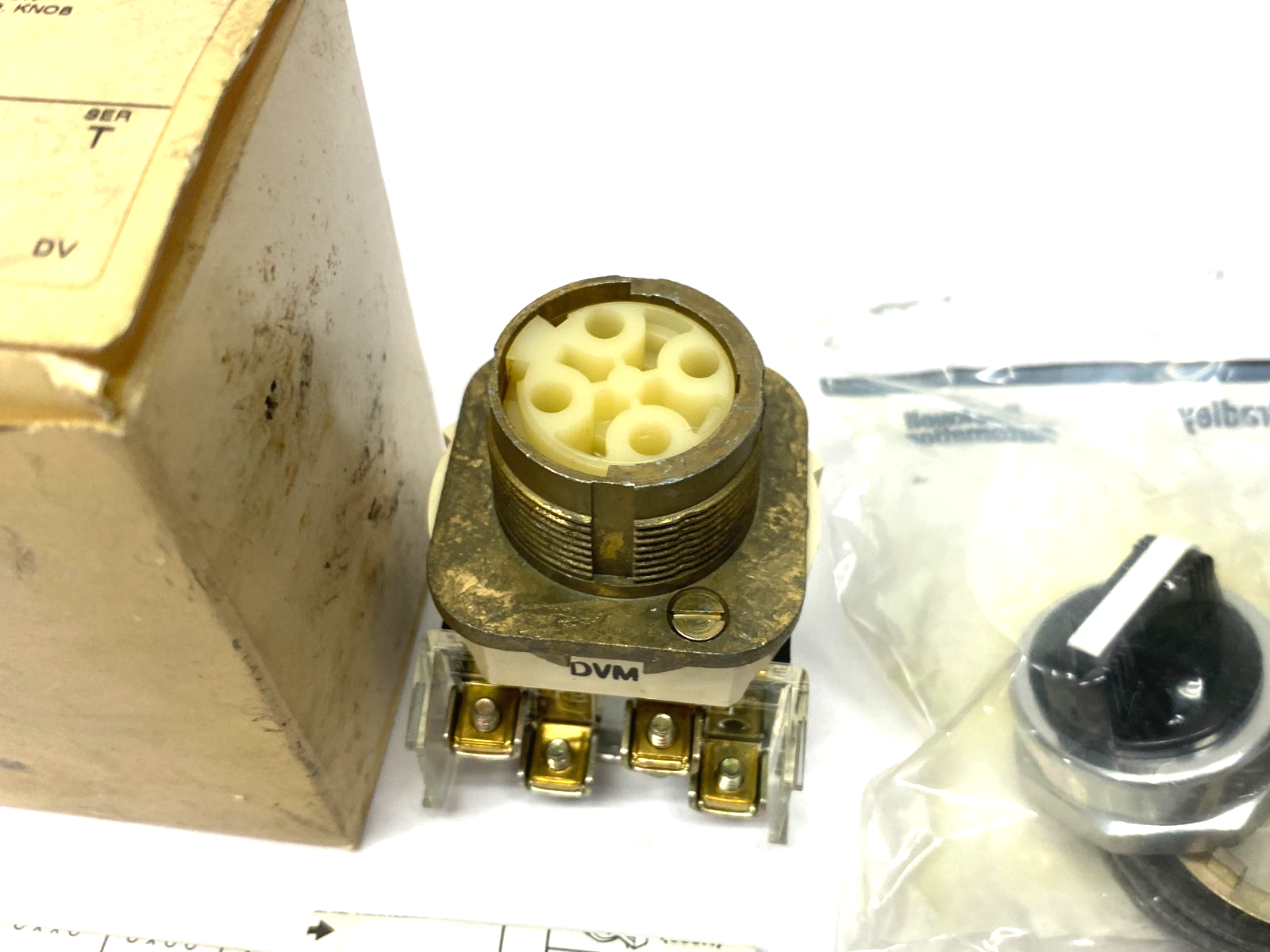 800T-N2KF4B | Allen Bradley Ser. T Selector Switch 4-Position Maintained, Knob - New – Open box - Maverick Industrial Sales