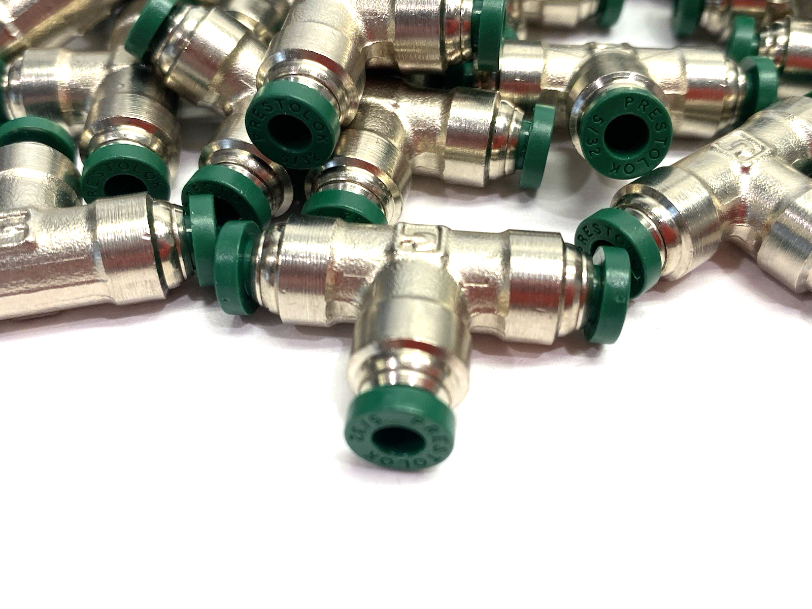 164PLP-5/32 | Parker Prestolok Push-to-Connect Union Tee Fitting LOT OF 50 - New – Open box - Maverick Industrial Sales