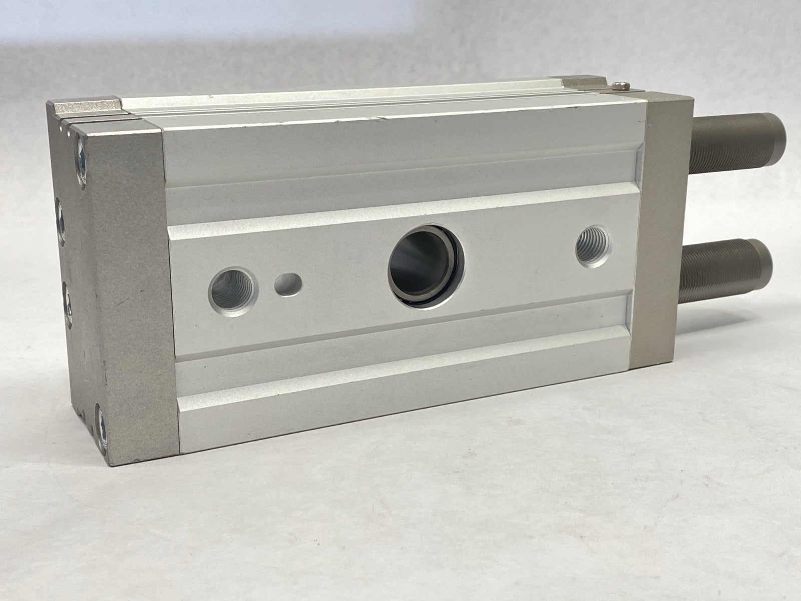 MSQB200R-XN | SMC Pneumatic Rotary Table 190 Degree Rotation - New – Open box - Maverick Industrial Sales