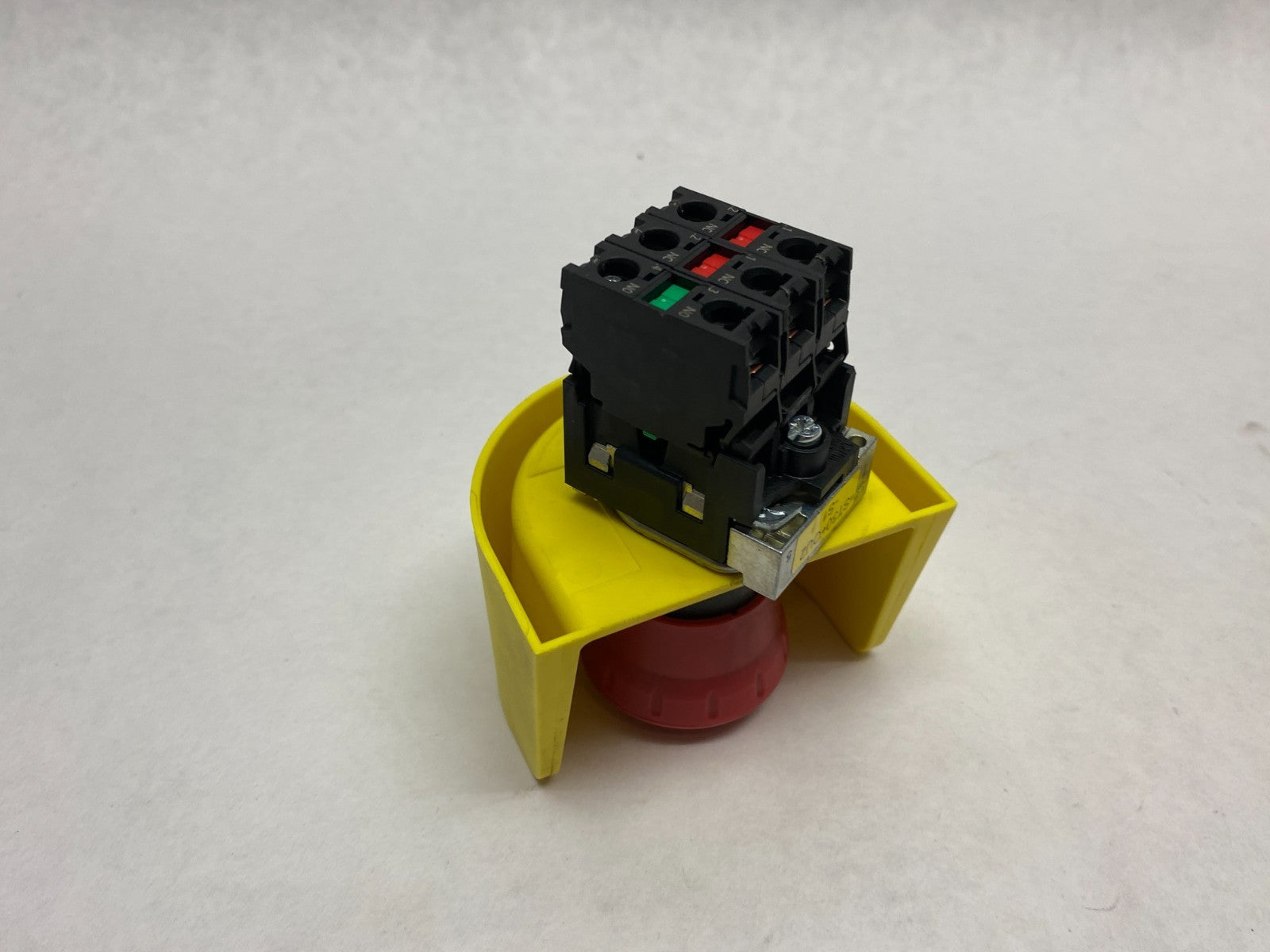 3SU1000-1HB20-0AA0 | Siemens E-Stop Pushbutton w/ Contacts, 3SU1900-0DY30-0AA0 - Used - Maverick Industrial Sales