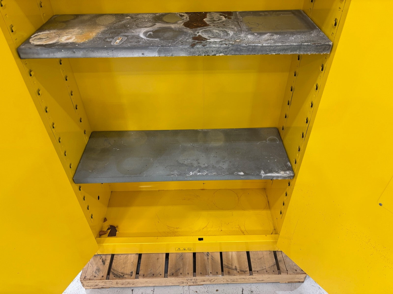 ULINE H-1564M-Y Flammable Liquid Storage Cabinet, 45 Gal. 170L Capacity, No Key - Maverick Industrial Sales