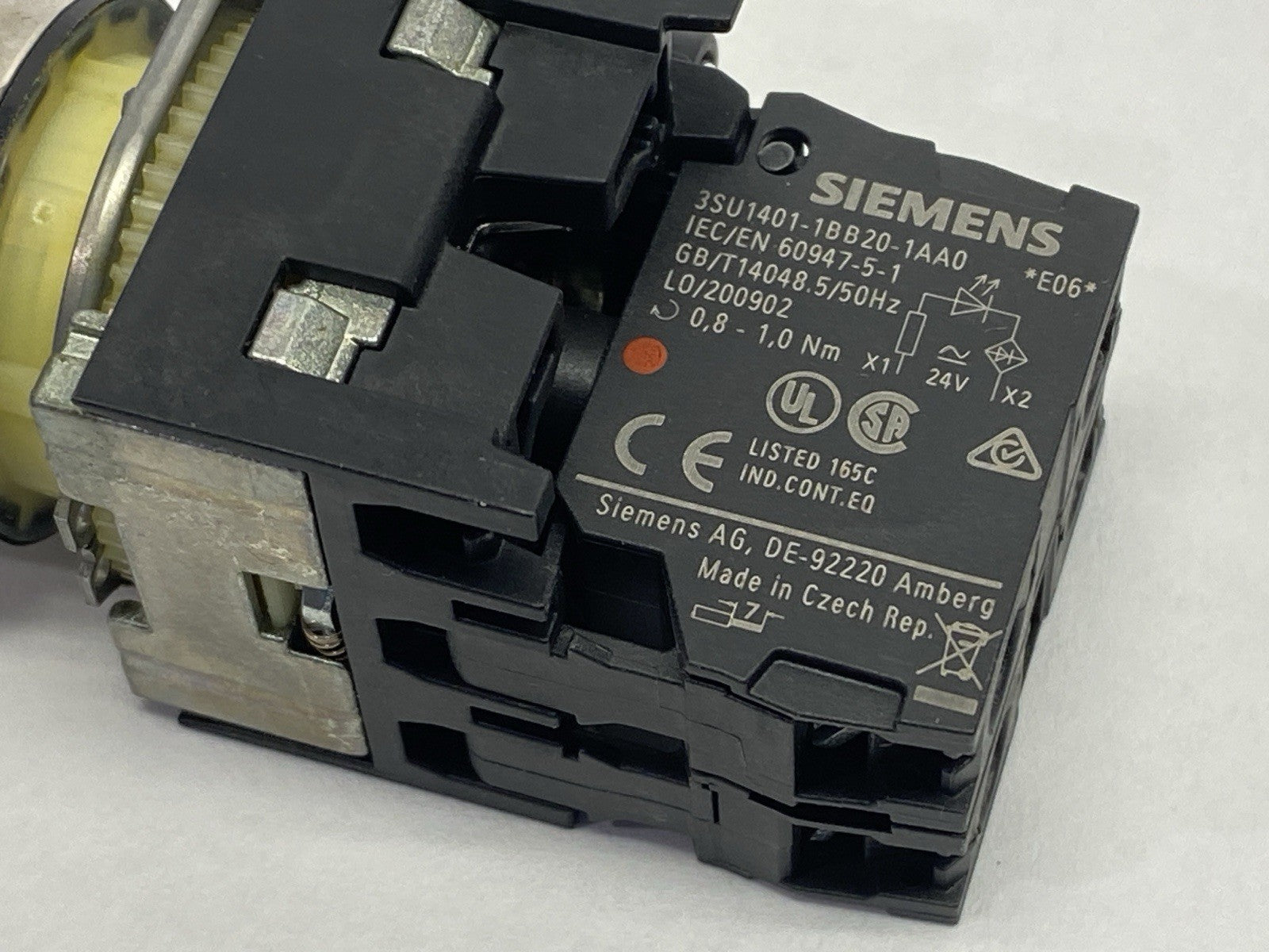 3SU1153-0AB20-1BA0 | Siemens 22mm Illuminated Pushbutton Red w/ 3SU1510-0AA10-0AA0 - Used - Maverick Industrial Sales