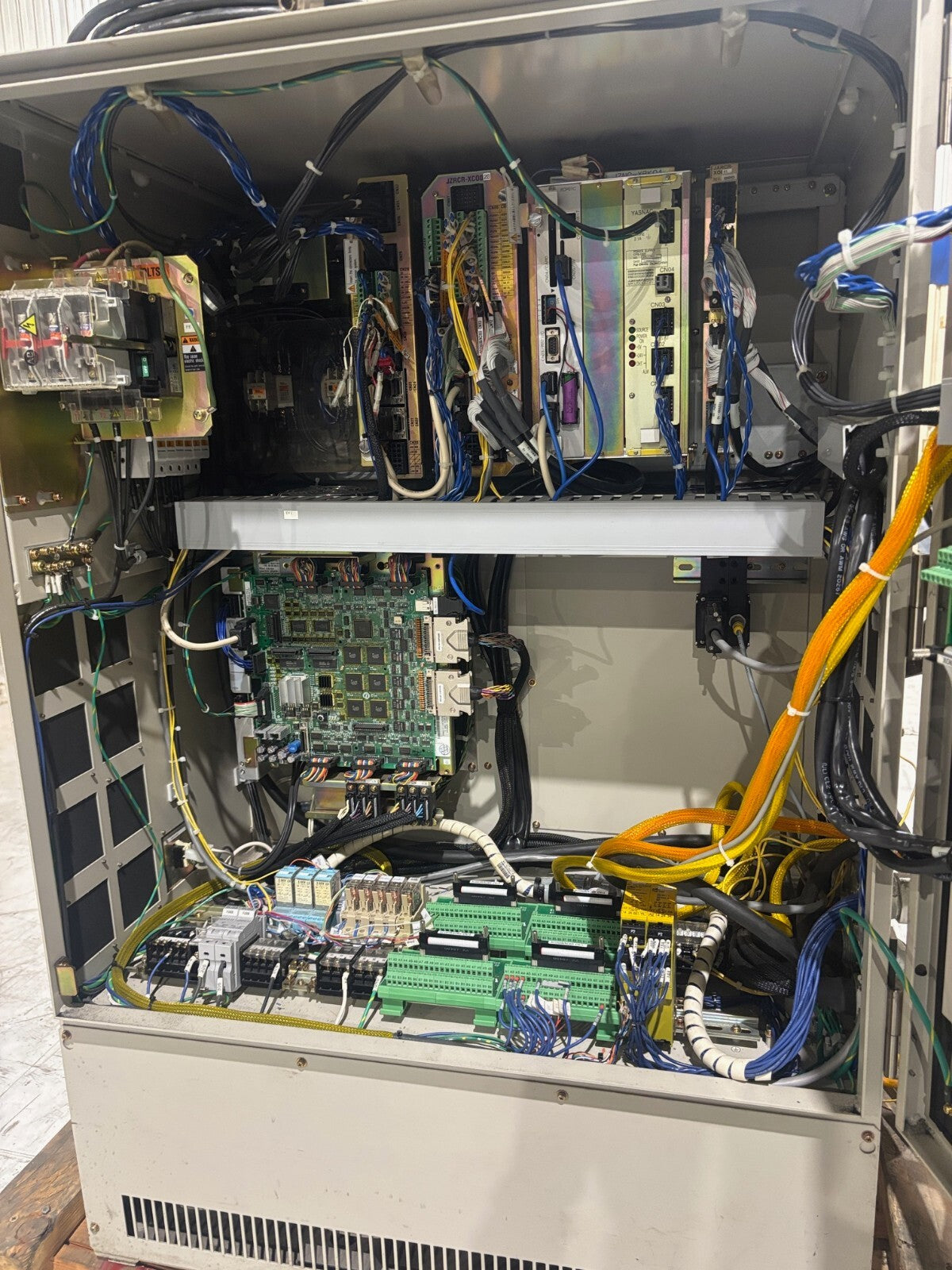 YR-UP6-A02 | Yaskawa Motoman Robot System with Yasnac XRC Controller ERCR-UP6-RB10 - Used - Maverick Industrial Sales