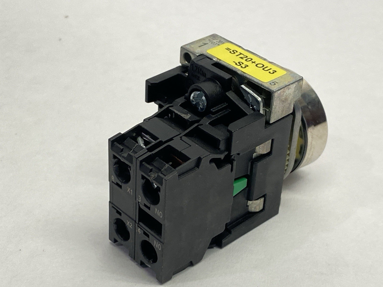3SU1153-0AB20-1BA0 | Siemens 22mm Illuminated Pushbutton Red w/ 3SU1510-0AA10-0AA0 - Used - Maverick Industrial Sales