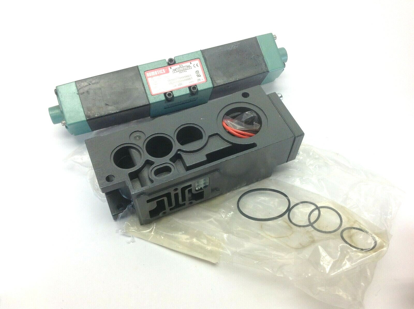 Numatics 153SS515M000061 Solenoid Valve 24VDC 0.25A with Manifold - Maverick Industrial Sales