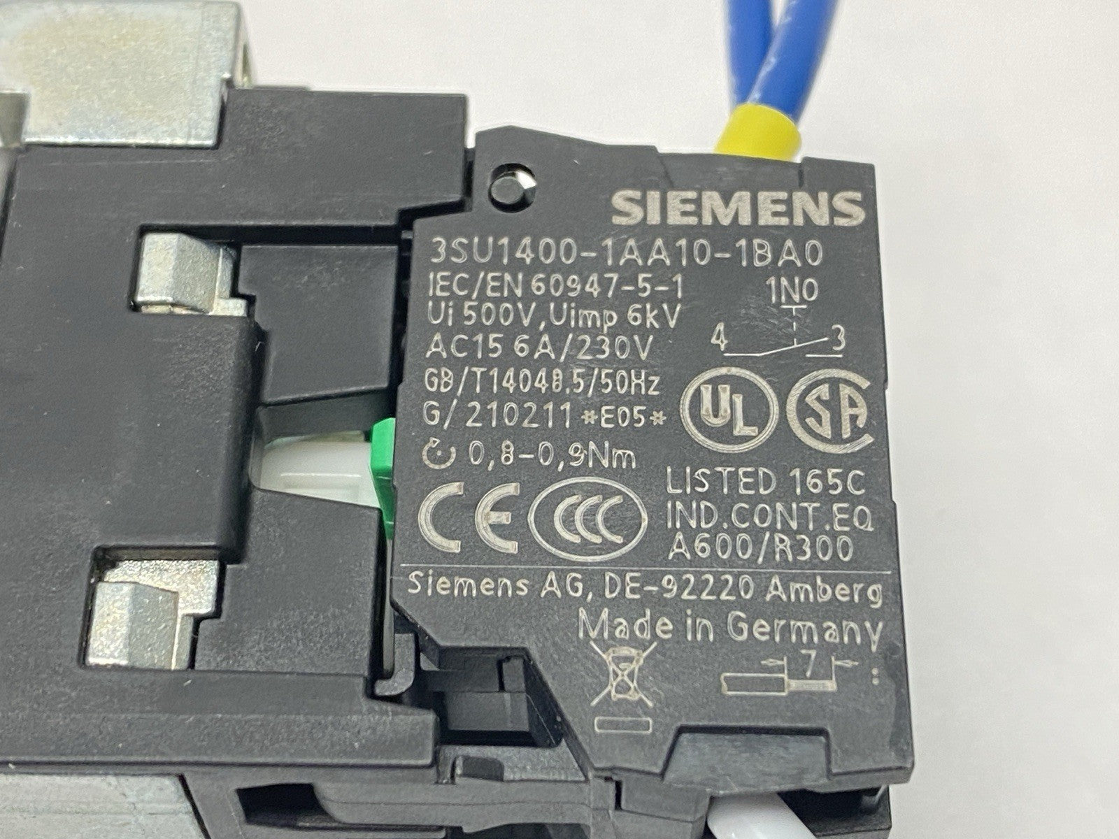 3SU1150-4BF11-1BA0 | Siemens Keylock Switch 2-Position 10A 500V 22.3mm - Used - Maverick Industrial Sales