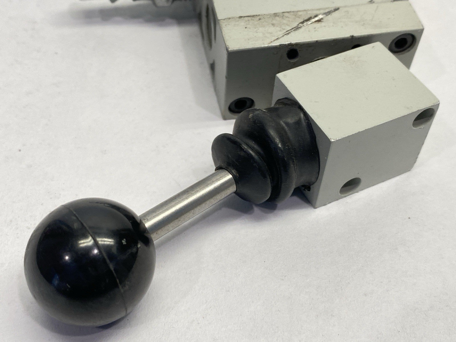 L22LD452O000000 | Numatics Pneumatic 4-Way Hand Lever Valve - For parts or not working - Maverick Industrial Sales
