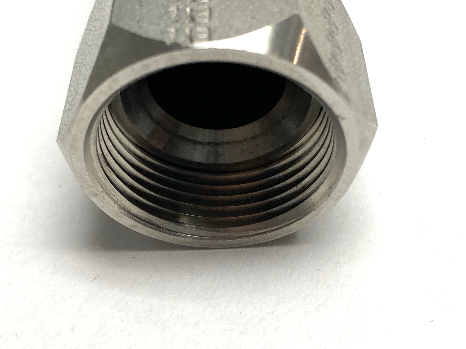 MBC-16-SS | Stainless Steel Braided Pipe 1" NPT 1' Overall Length SHELFWARE - New – Open box - Maverick Industrial Sales
