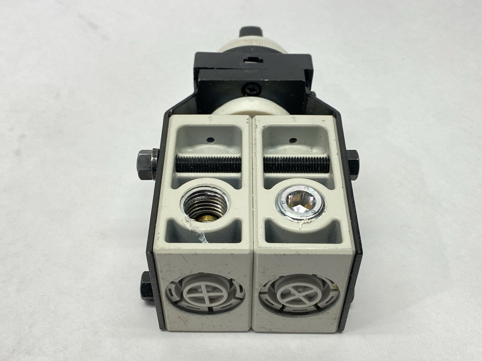 VM250-N02-35BA | SMC Mechanical Poppet Valve 1/4" NPT - Used - Maverick Industrial Sales