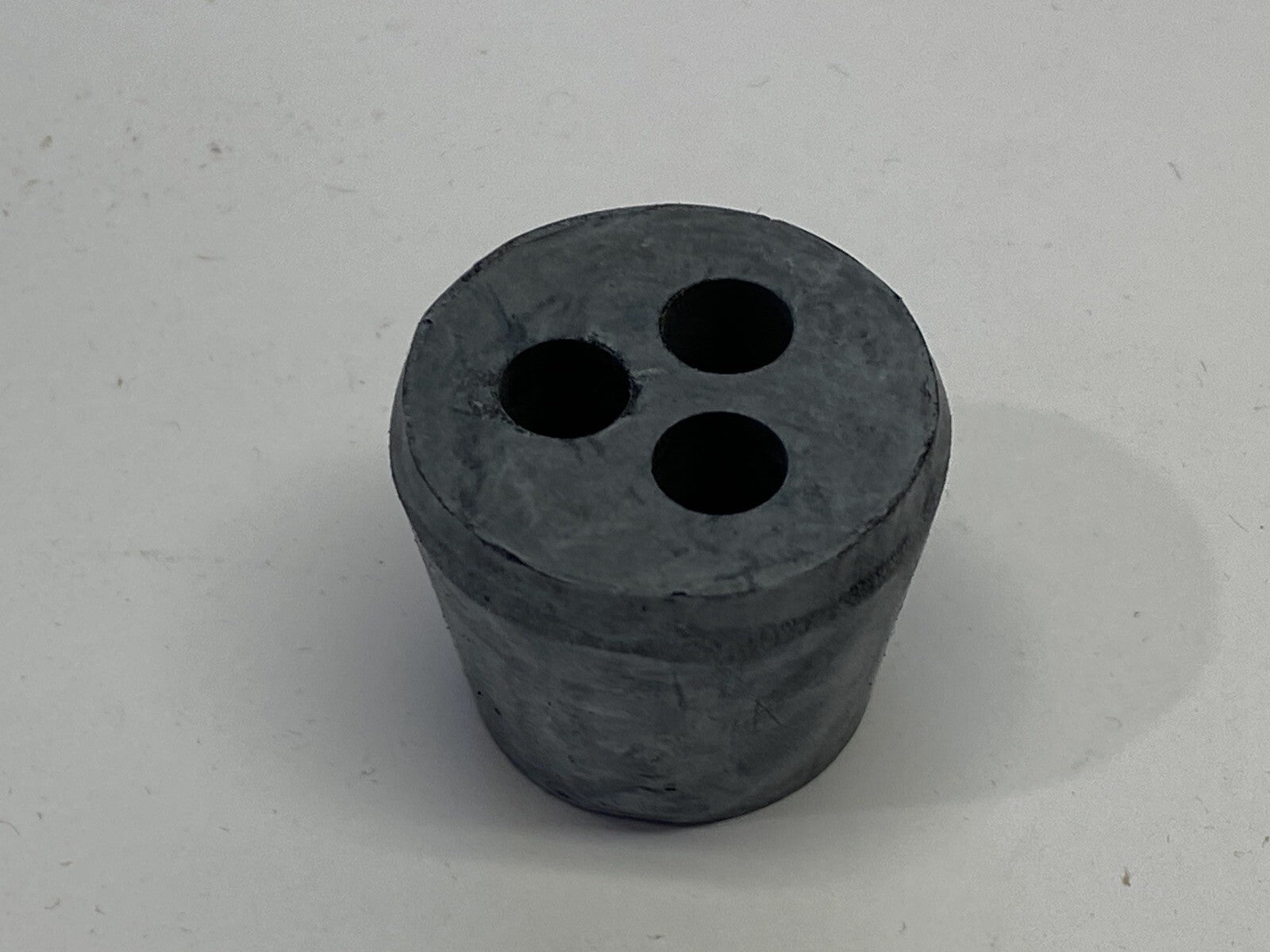 Remke SRB-204-3 Tuff-Seal 3 Hole Conduit Bushing 1/4" Hole BOX OF 43 - New – Open box - Maverick Industrial Sales