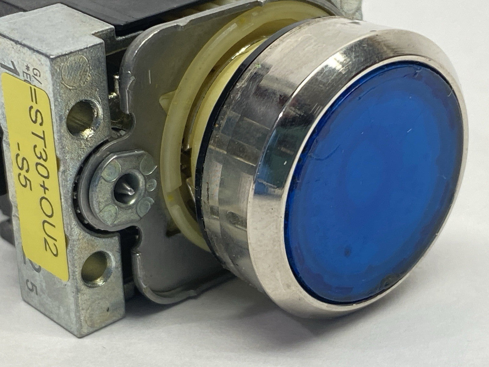 3SU1152-0AB50-1BA0 | Siemens 22mm Illuminated Pushbutton Blue 3SU1510-0AA10-0AA0 - Used - Maverick Industrial Sales