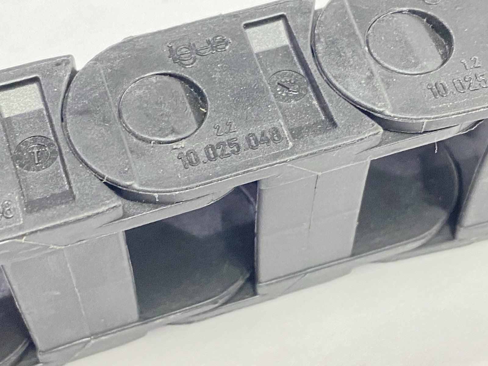 10.025.048.0 | Igus Series 10 Energy Chain 132 Links 13ft Length - New Other - Maverick Industrial Sales