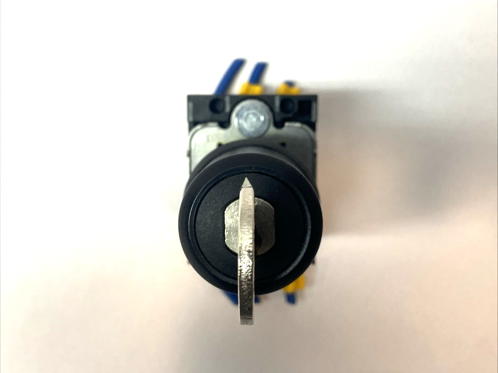 3SU1030-5BL11-0AA0 | Siemens 3-Position Latching Key Switch - Used - Maverick Industrial Sales