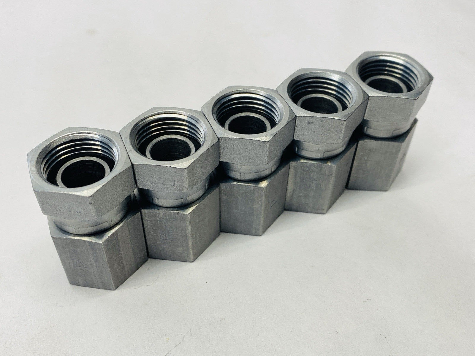 Parker 0207-8-8 Pipe Adapter 1/2-14" x 1/2-14" NPT/NPTF to NPSM Swivel LOT OF 5 - Maverick Industrial Sales