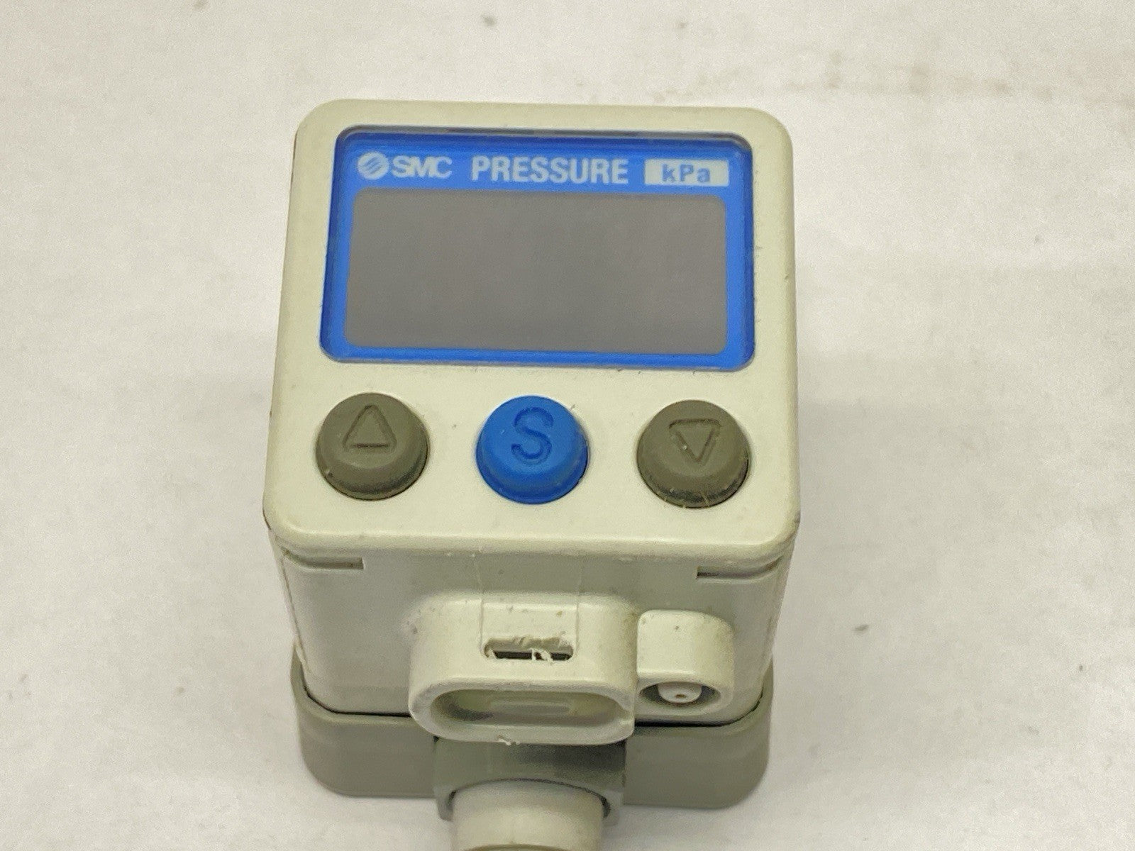 ZSE40AF-C4-V | SMC Digital High Precision Vacuum Switch 12-24VDC w/ Bracket - Used - Maverick Industrial Sales