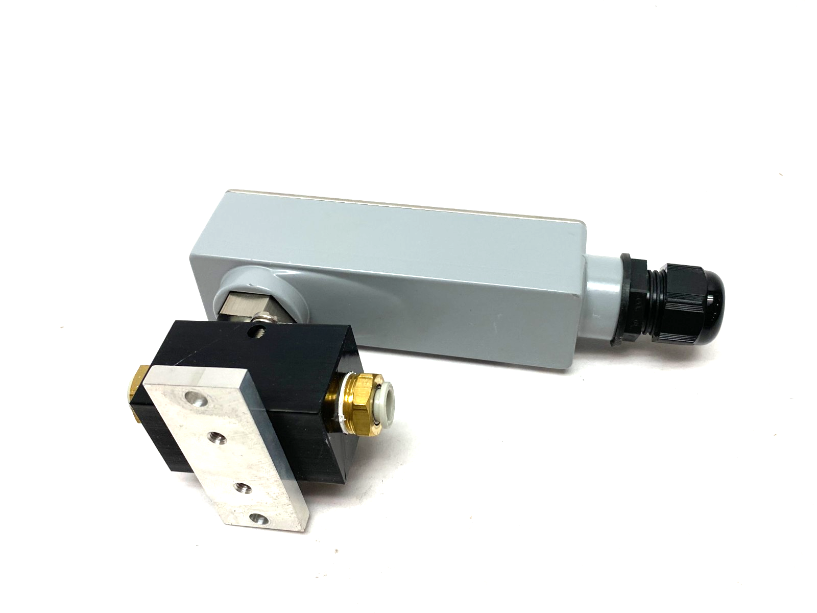 626-09-CB-P1-E5-S9 | Dwyer Industrial Pressure Transmitter w/ MRA-2DC Manifold - New – Open box - Maverick Industrial Sales