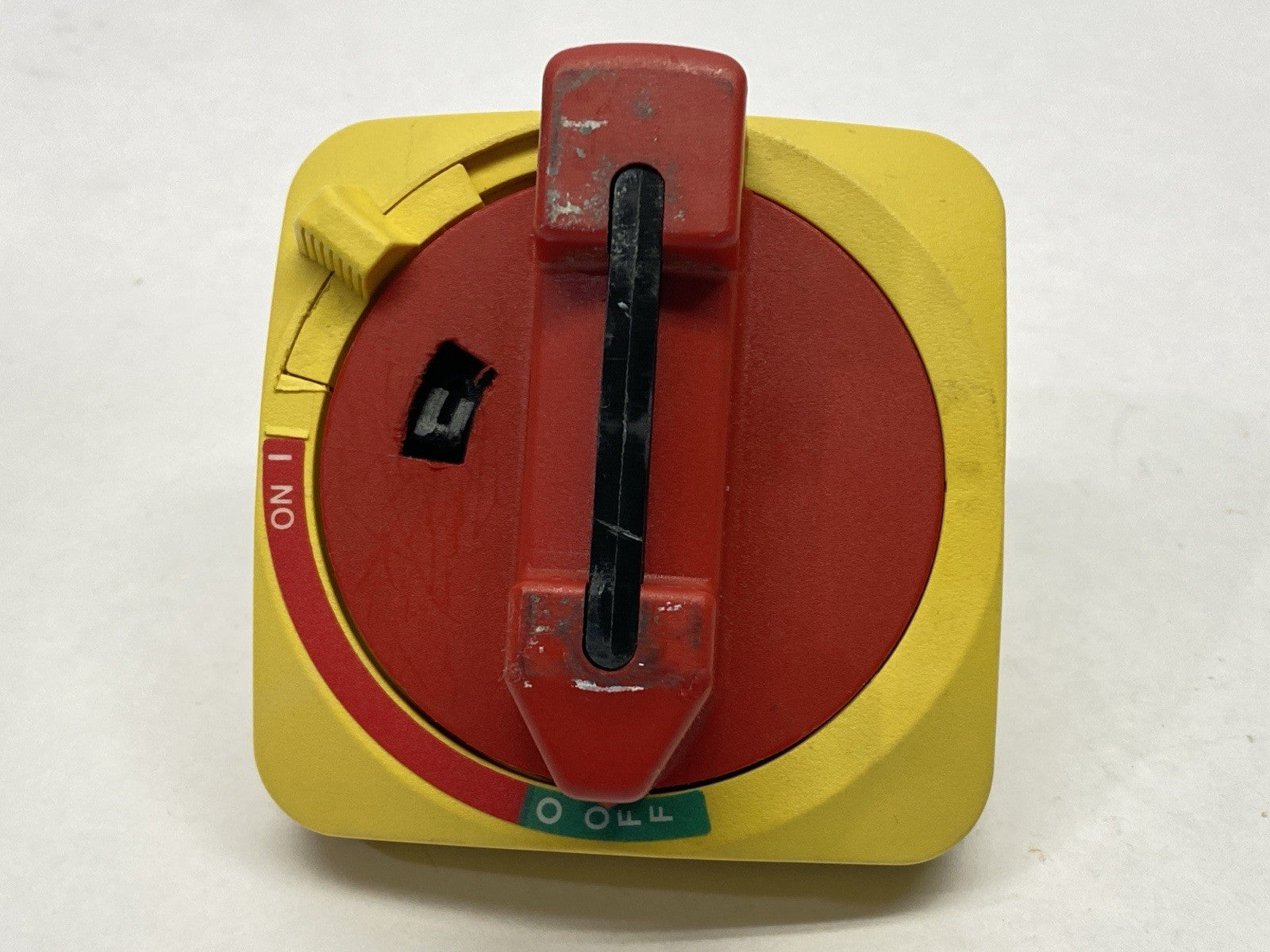 194R-HS4E | Allen Bradley Ser A Rotary Disconnect Switch Handle Red/Yellow - Used - Maverick Industrial Sales