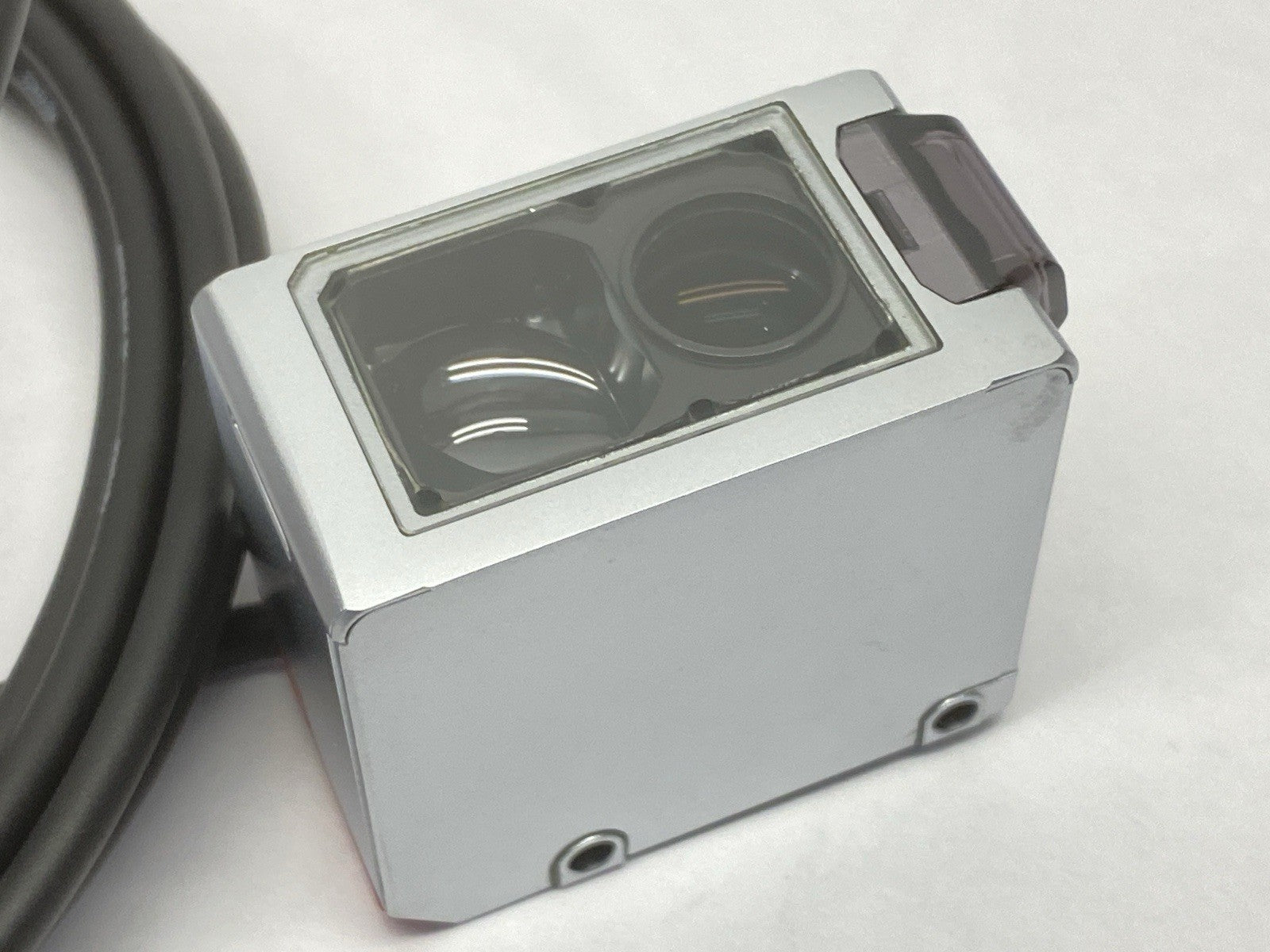 LR-W500 | Keyence Self-Contained Full-Spectrum Sensor 2m Cable Type - New – Open box - Maverick Industrial Sales