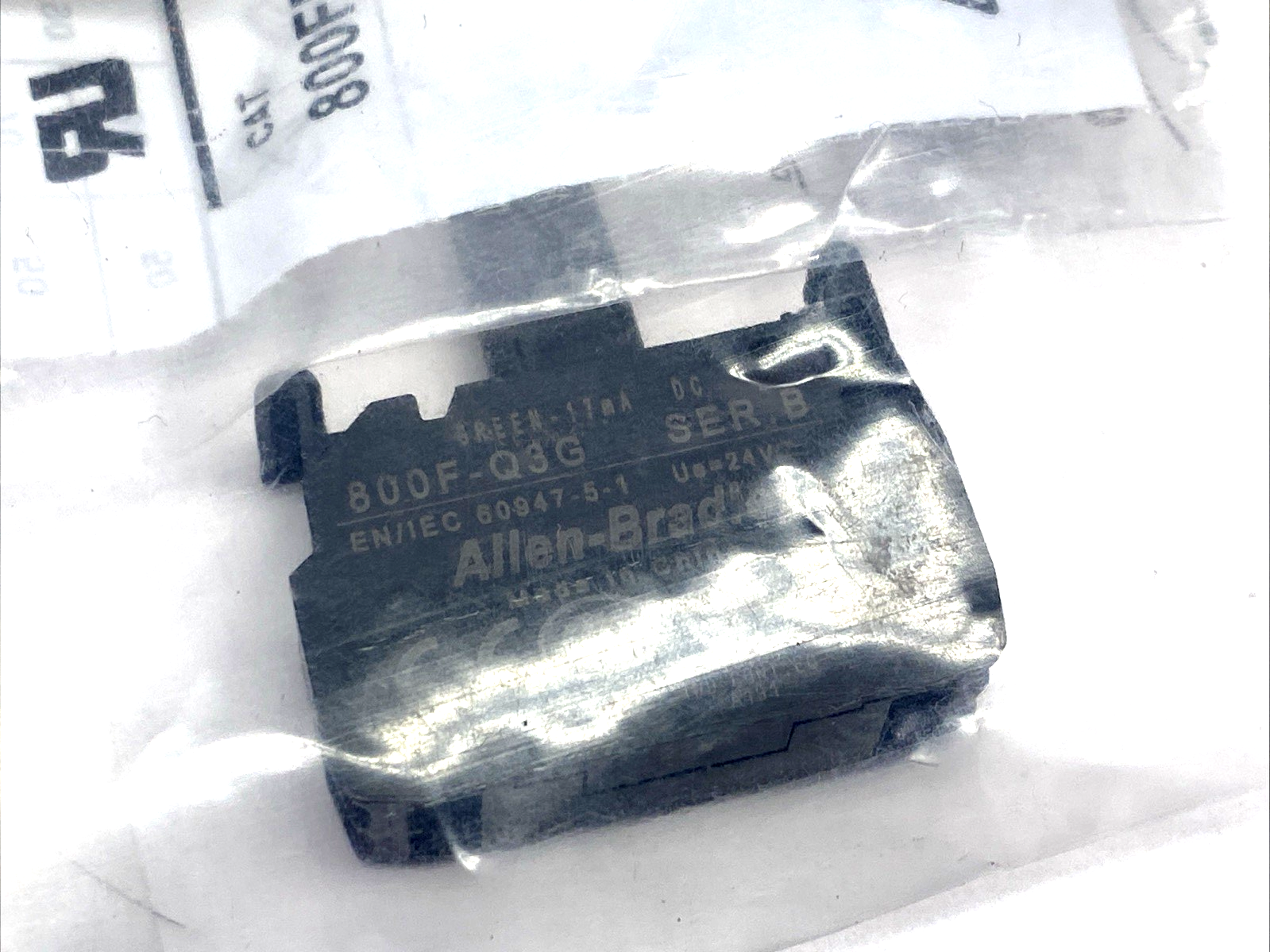 800FP-LF7 | Allen Bradley Ser. A 22mm Momentary Push Button Kit 800F-Q3G, 800F-Q10 - New – Open box - Maverick Industrial Sales