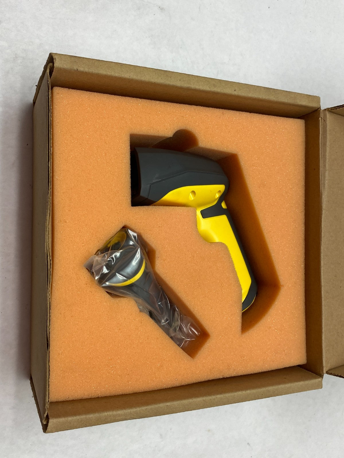 Cognex 825-0579-1R Dataman Handheld Barcode Reader DM8050E w/ Battery Pack - Maverick Industrial Sales