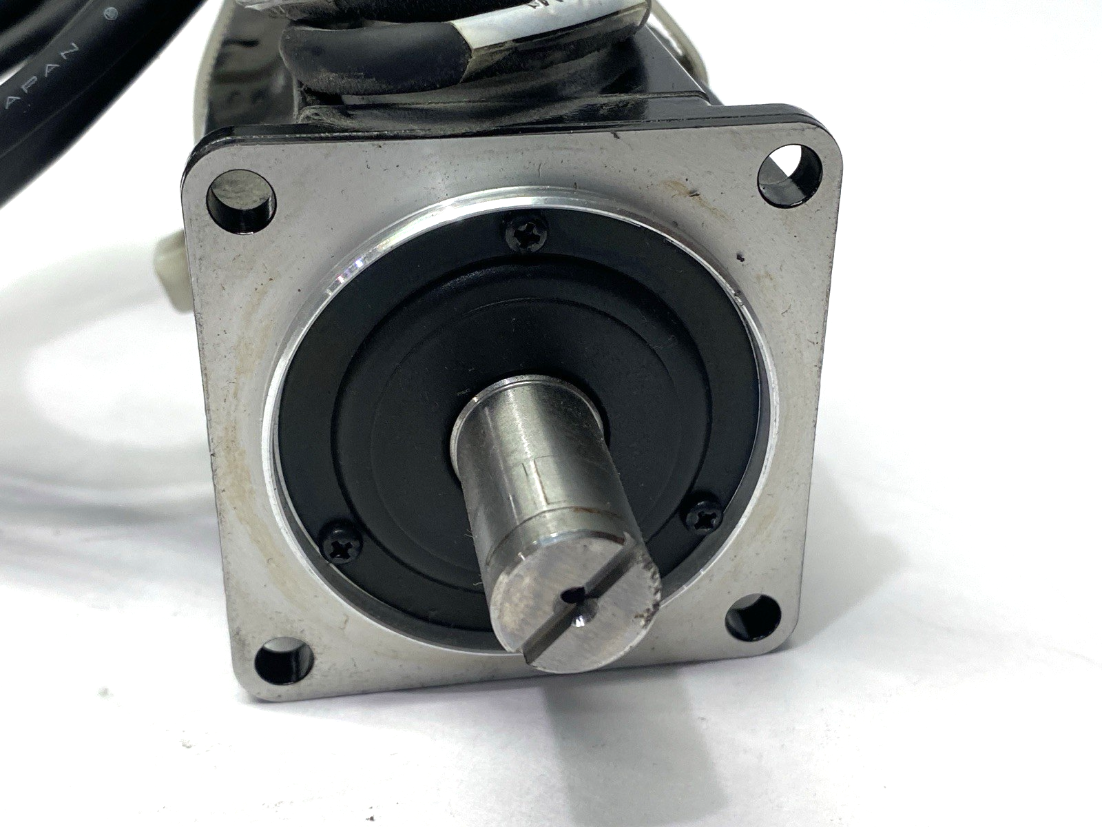 Yakawa SGMAS-04A2A-FJ13 AC Servo Motor 200V 400W CUT CONNECTORS BAD SHAFT - Maverick Industrial Sales