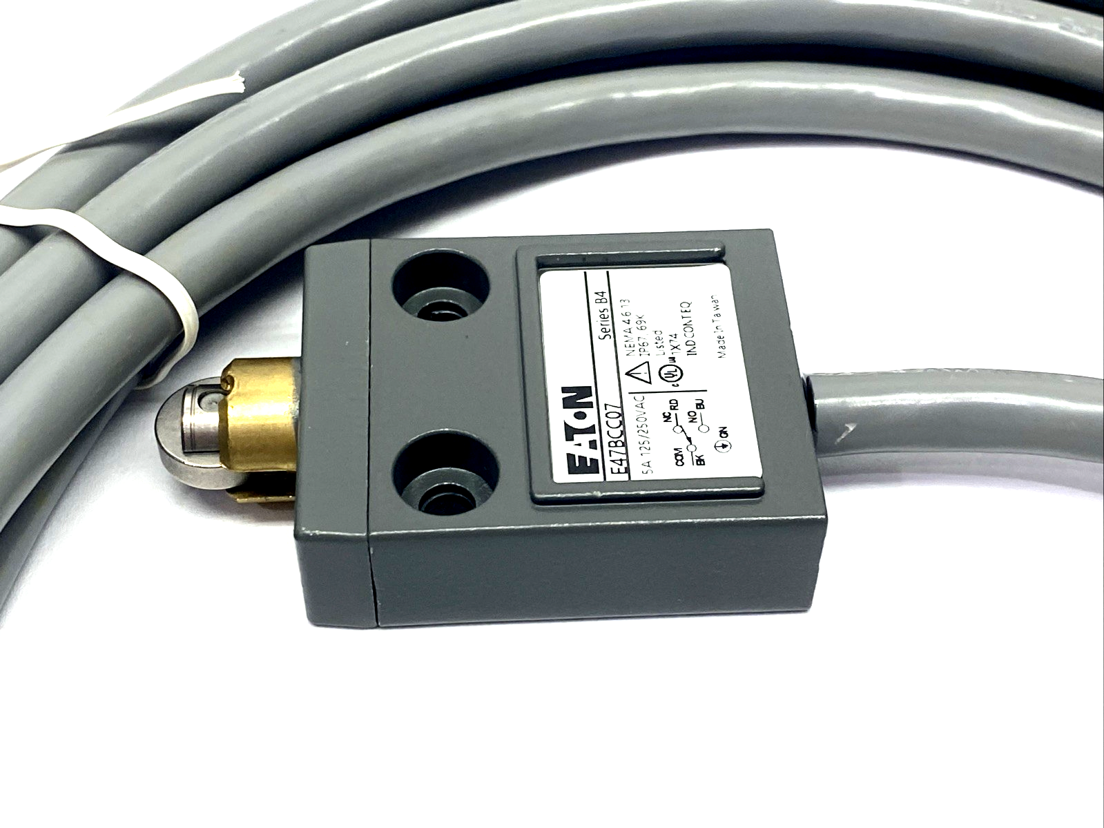 E47BCC07 | Eaton Compact Limit Switch, Roller Plunger - New – Open box - Maverick Industrial Sales