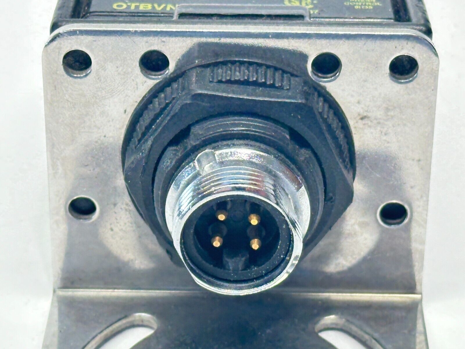 Banner OTBVP6QD OTB Optical Momentary Touch Button 10-30VDC 28590 w/ Bracket - Used - Maverick Industrial Sales