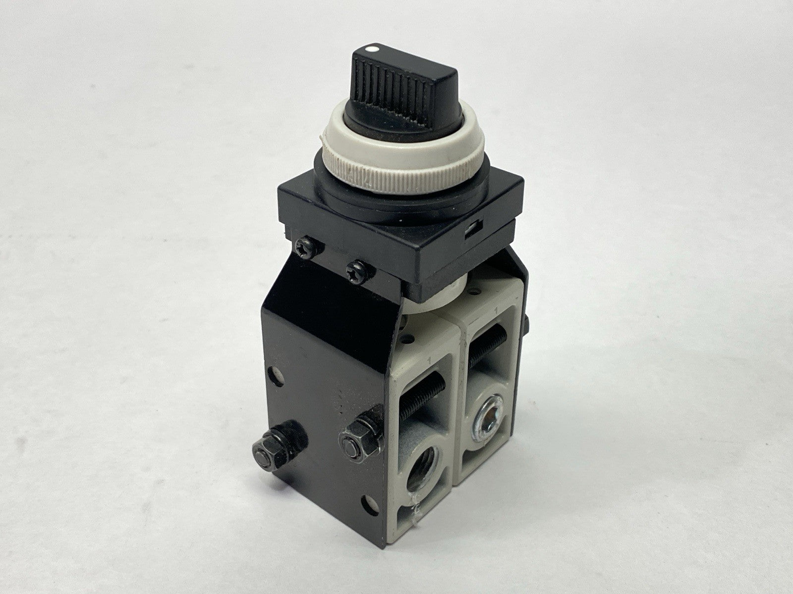 VM250-N02-35BA | SMC Mechanical Poppet Valve 1/4" NPT - Used - Maverick Industrial Sales