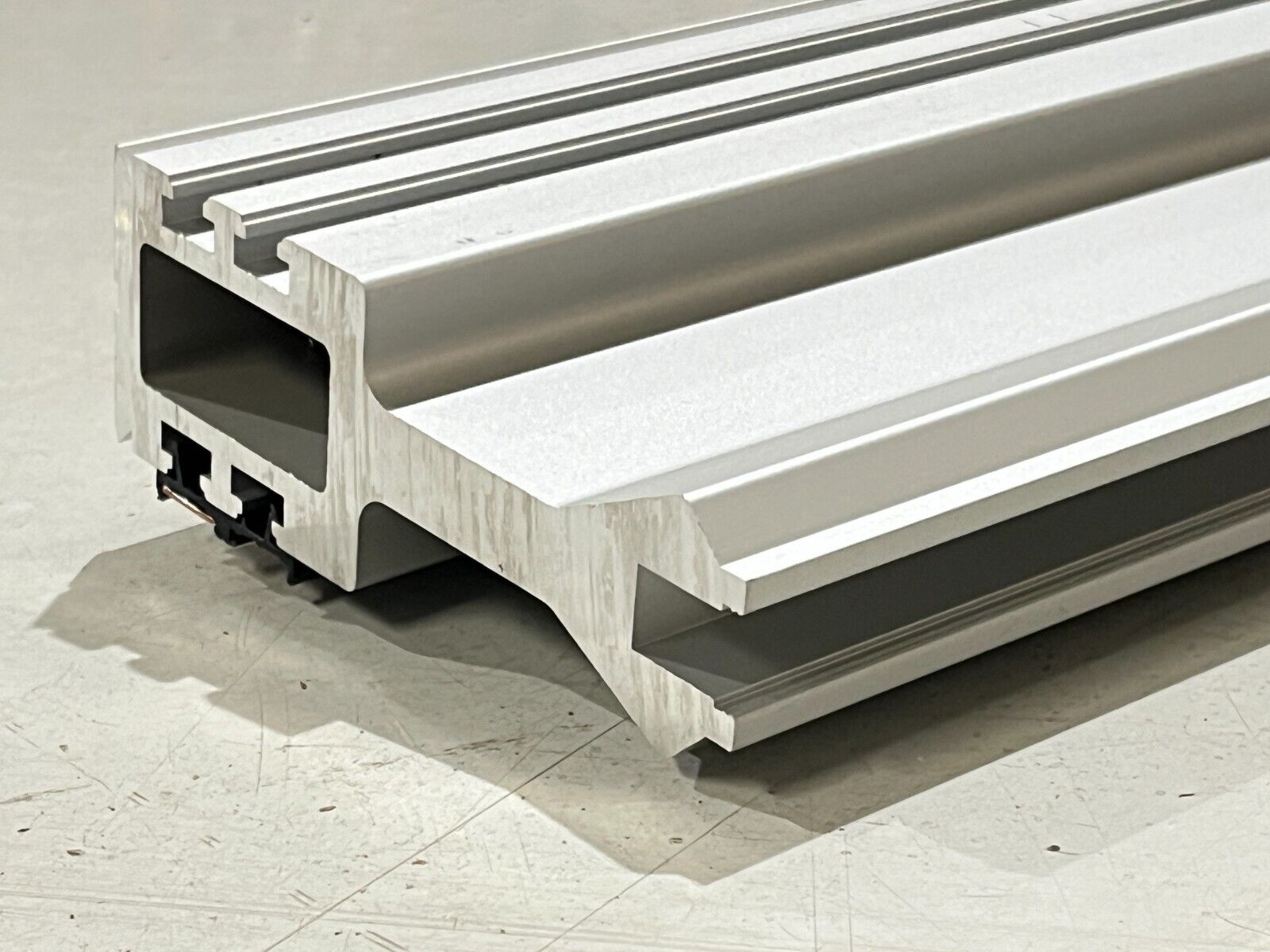 Montratec MT56926/1400 Montrac Straight Rail Section 1400mm Missing Conductor - Maverick Industrial Sales