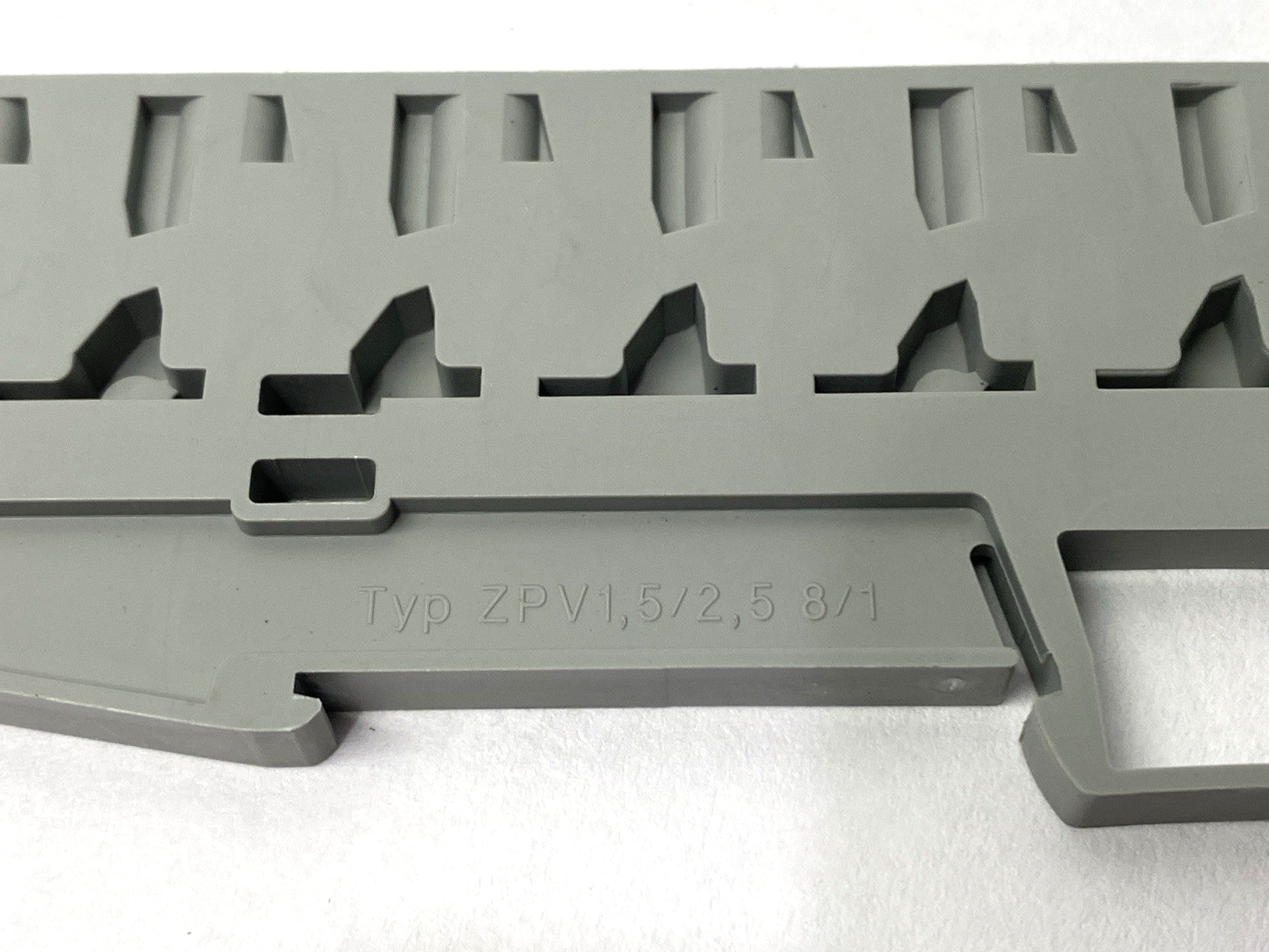 3031047 | Phoenix Contact ZPV 1,5/2,5 (8/1) Potential Distributors LOT OF 25 - Used - Maverick Industrial Sales