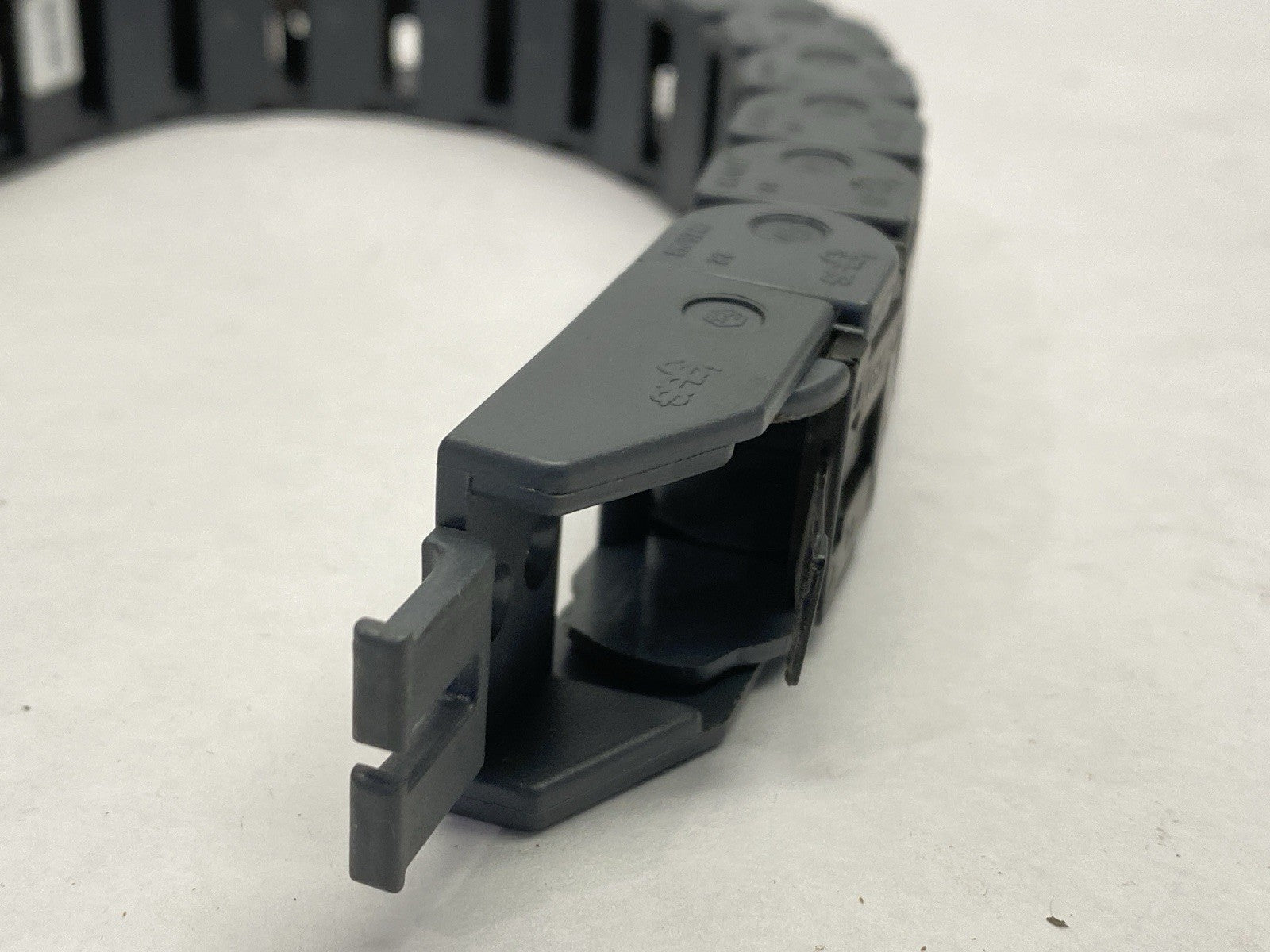 09.20.048 | Igus Zipper E-Chain Series 09 ESD 13 Links 0.85ft - Used - Maverick Industrial Sales