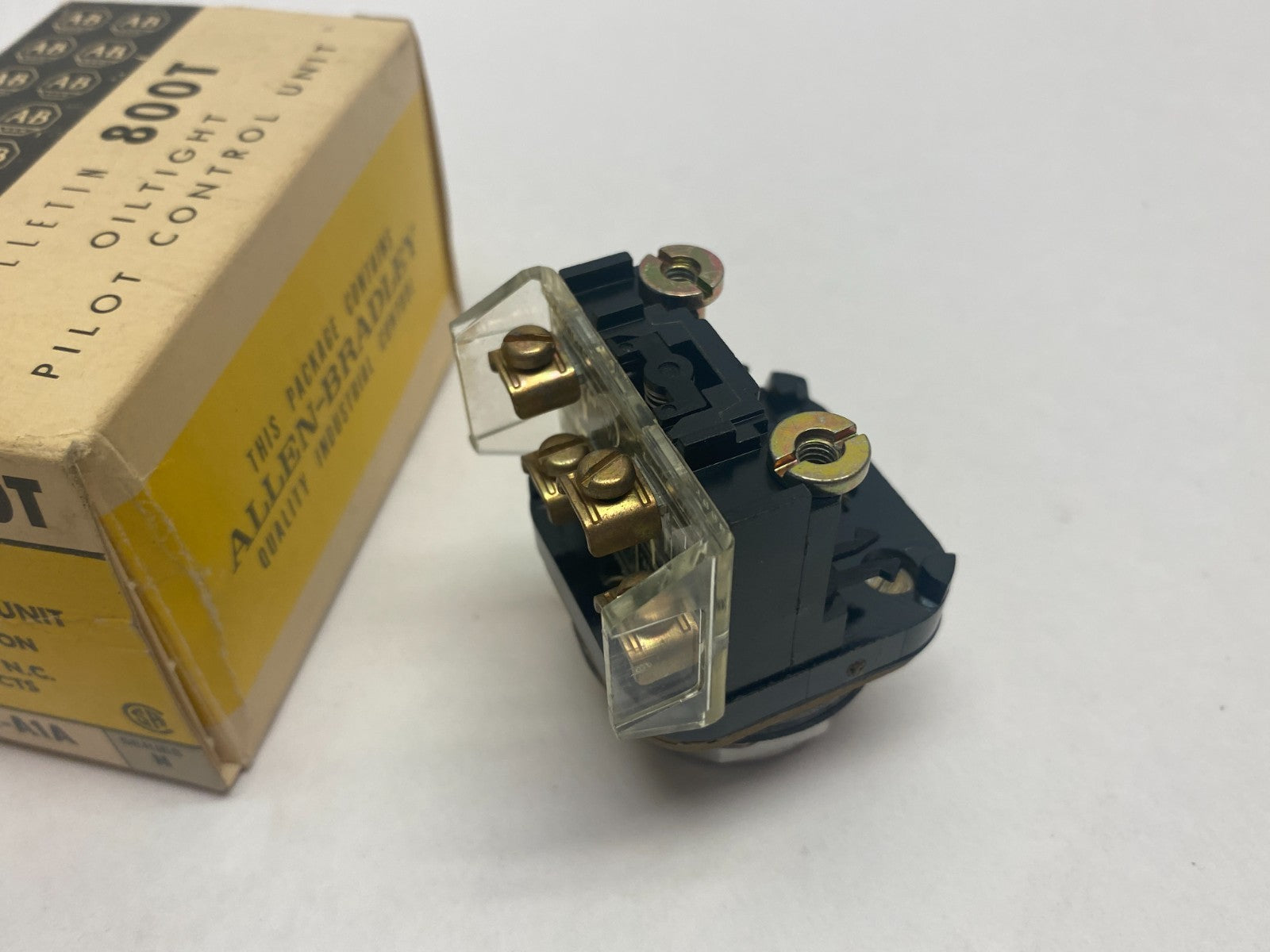 Allen Bradley 800T-A1A Ser. N Flush-Head Momentary Pushbutton GREEN - Maverick Industrial Sales