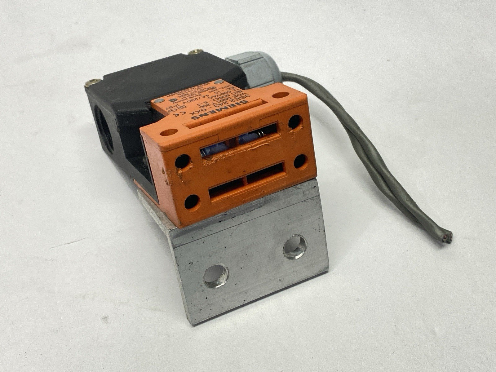 Siemens 3SE2243-0XX Safety Interlock Switch 4A 230V VDE0660T200 - Maverick Industrial Sales