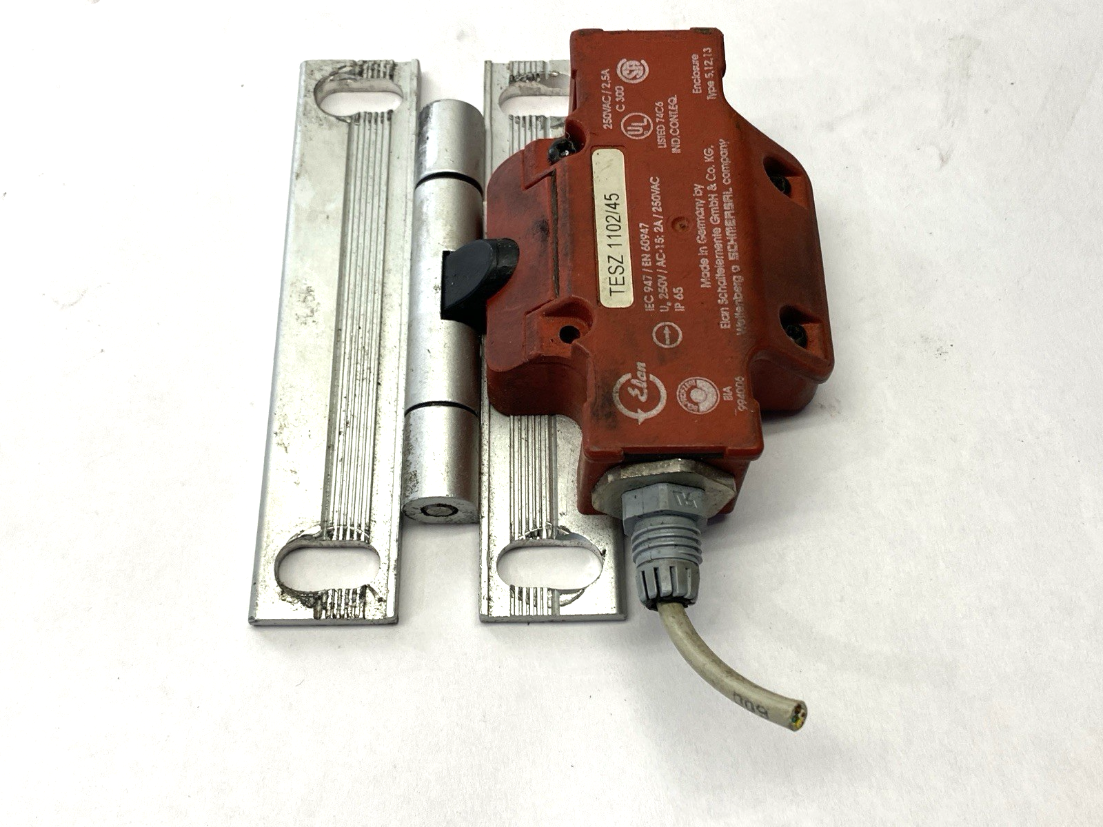 TESZ 1102/45 | Schmersal Hinge Safety Switch 250V - For parts or not working - Maverick Industrial Sales