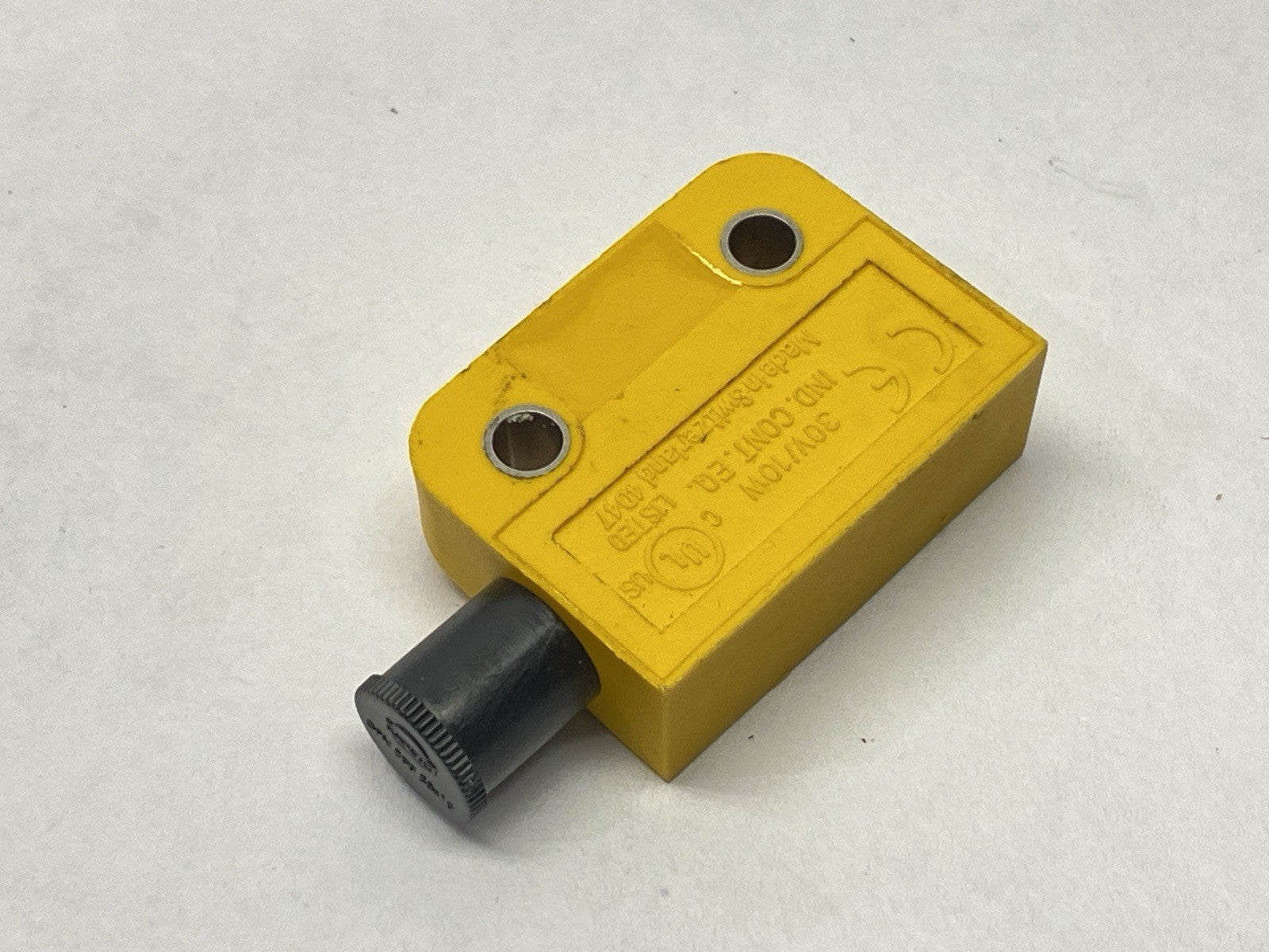 PSEN ma1.1p-12/3mm/ix1/1switch | Pilz Magnetic Safety Switch M8 4-Pin 506410 - New – Open box - Maverick Industrial Sales