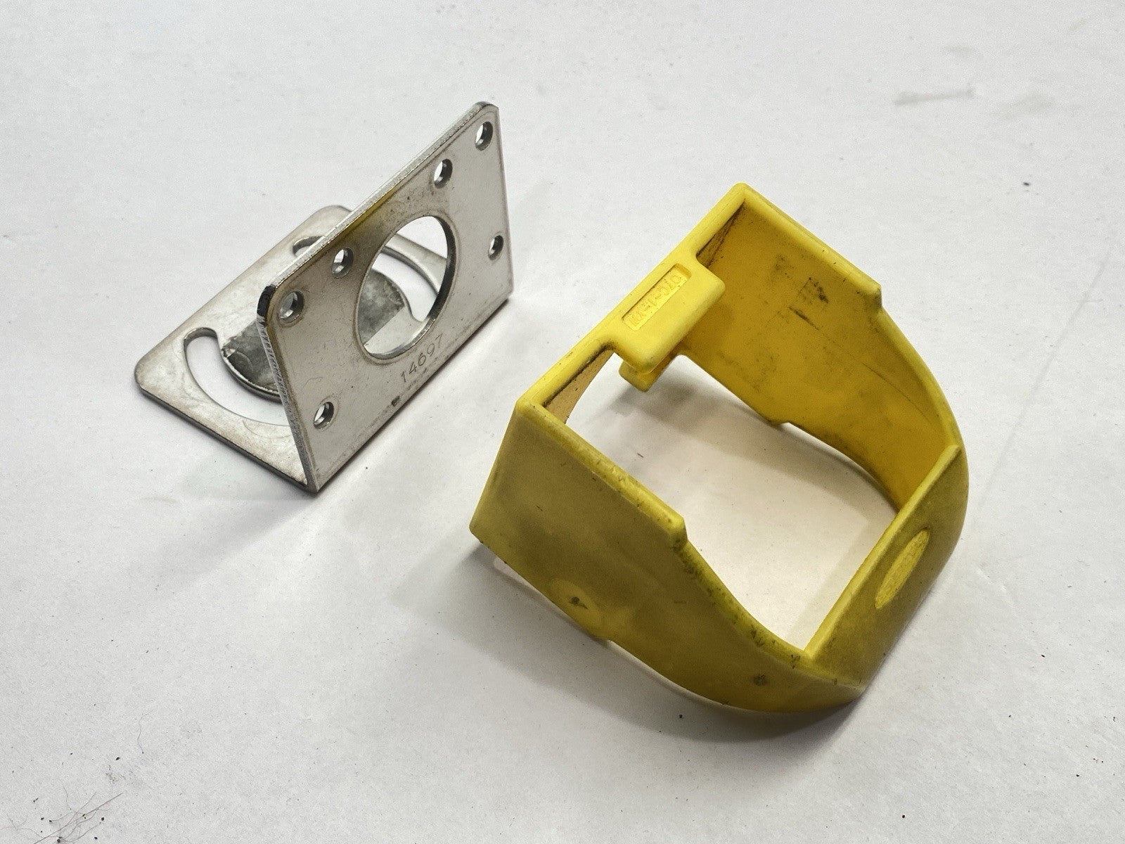 Banner STBVP6Q5 Self-Checking Touch Button w/Yellow F.C. 64181 MISSING HARDWARE - Maverick Industrial Sales