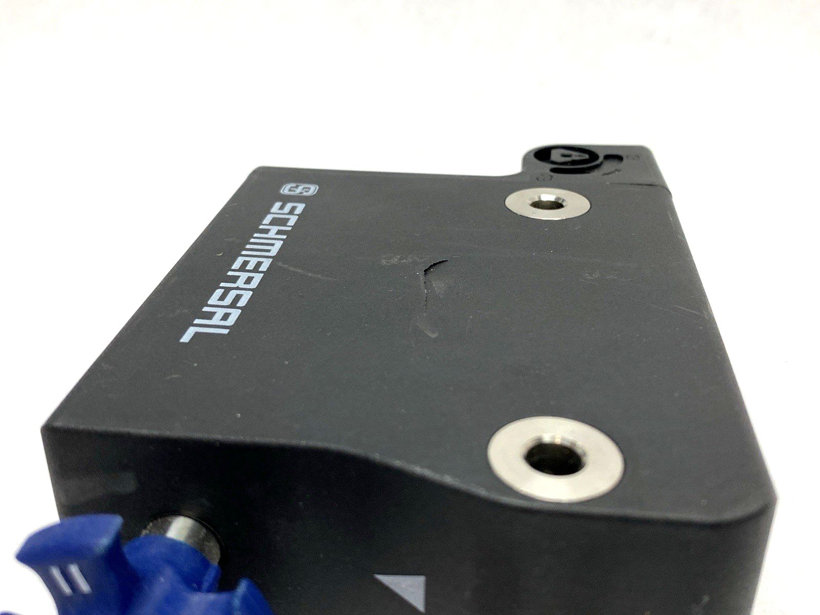 AZM300B-I2-ST-SD2P-A-T-DU | Schmersal Solenoid Interlock -Cracked Casing - Used - Maverick Industrial Sales
