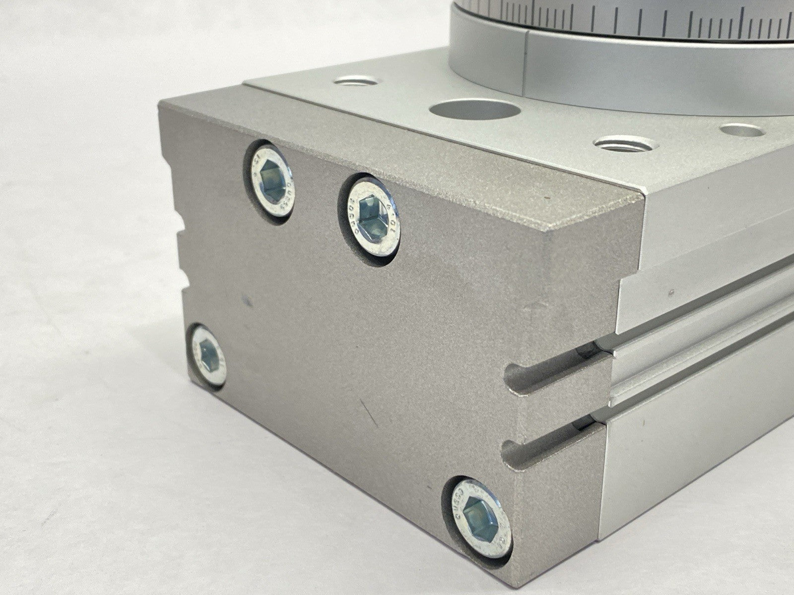 MSQB200R-XN | SMC Pneumatic Rotary Table 190 Degree Rotation - New – Open box - Maverick Industrial Sales