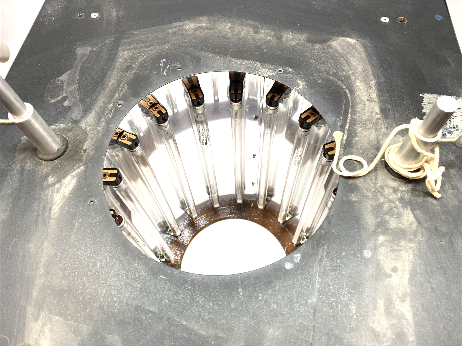 RPR-200 | Rayonet Photochemical UV Reactor 16-Lamp Bench-Top 110/220VAC - For parts or not working - Maverick Industrial Sales