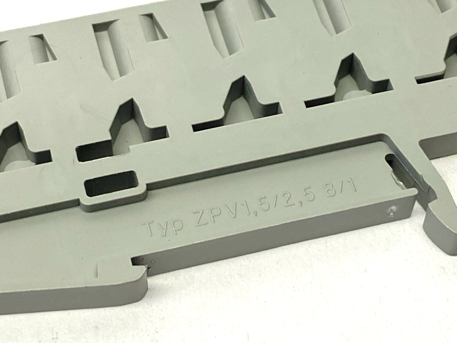 3031047 | Phoenix Contact ZPV 1,5/2,5 (8/1) Potential Distributors LOT OF 9 - Used - Maverick Industrial Sales