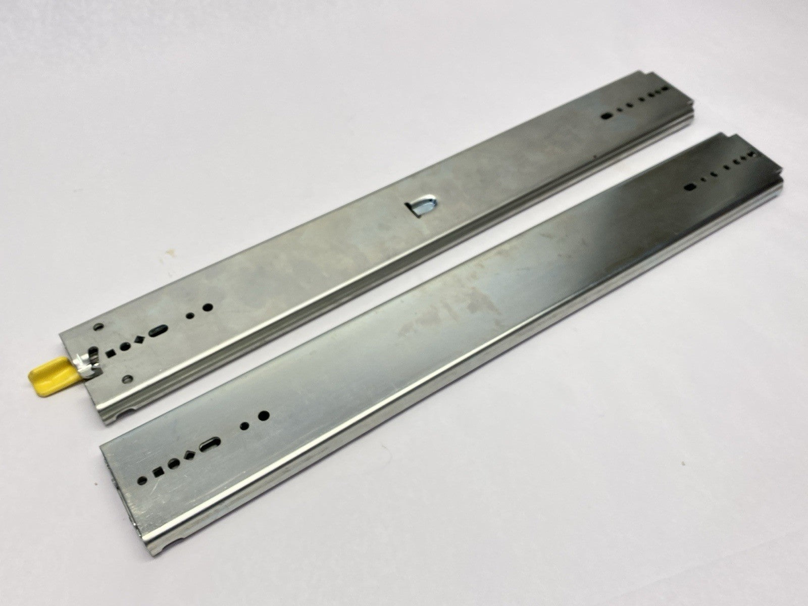9308-522D, 4KTC4 | Accuride Heavy Duty Lock In/Out Drawer Slide Rails - New – Open box - Maverick Industrial Sales